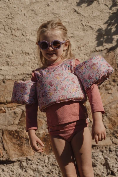 Dziewczynka w kamizelce Little Dutch Dreamy Mermaid do nauki pływania