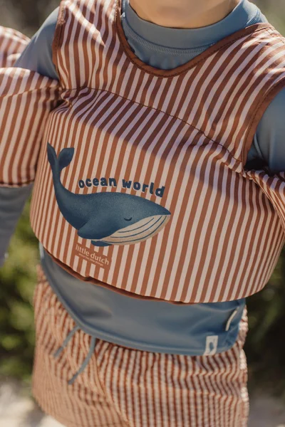 Zbliżenie na kamizelkę Little Dutch Ocean World z motywem wieloryba