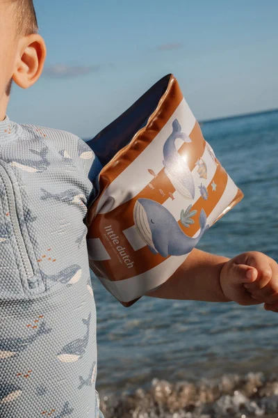 Zbliżenie na rękawek do pływania Little Dutch Ocean World z wielorybem