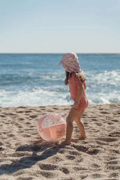 Różowa piłka plażowa dla dzieci Little Dutch