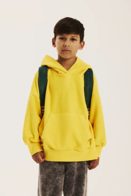 Chłopiec w żółtej bluzie dziecięcej z kapturem MINIKID SUNNY HOODIE