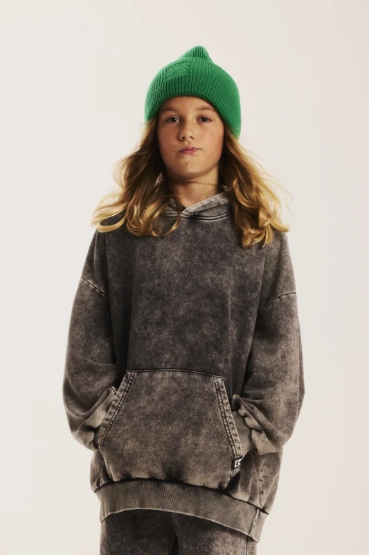 Dziewczynka w szarej bluzie dziecięcej oversize ACID GREY HOODIE