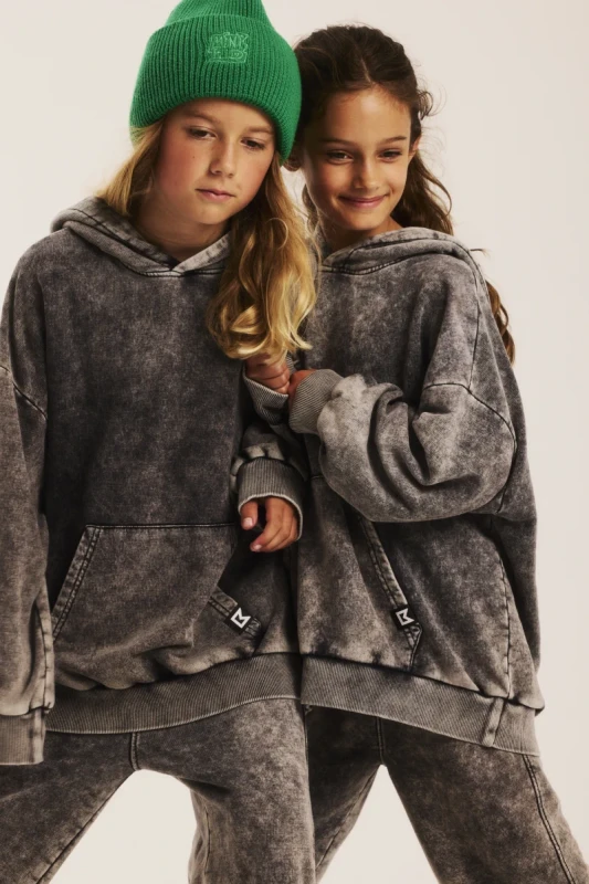 Dziewczynka w komplecie acid grey bluza i spodnie dziecięce