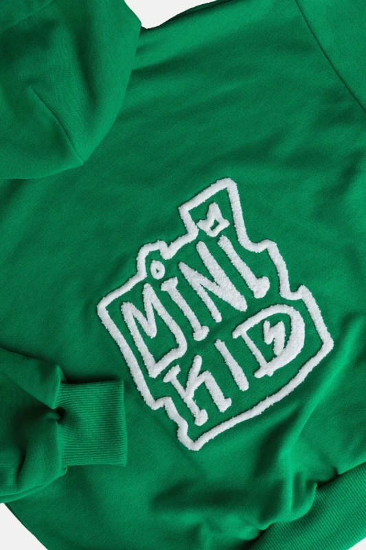 Detal haftu chenille MINIKID na zielonej bluzie dziecięcej