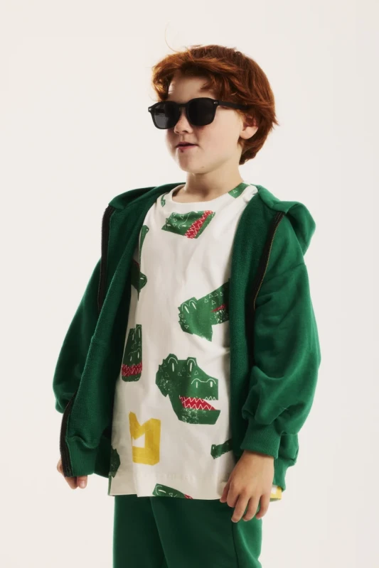Zielona bluza dziecięca z zamkiem YKK MINIKID stylizacja