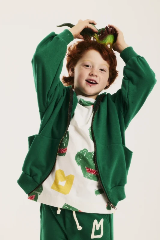 Dziecko w zielonej bluzie z kapturem MINIKID streetwear