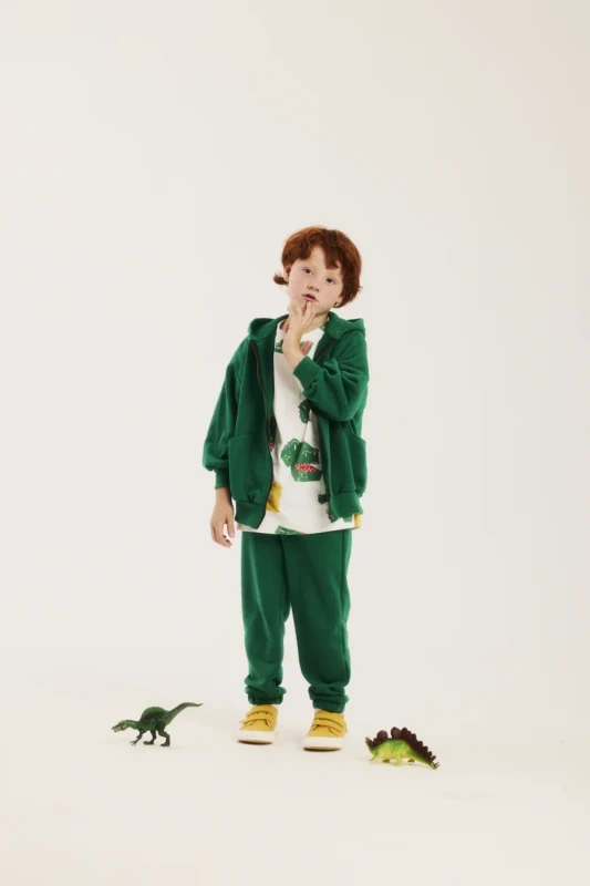 Tył zielonej bluzy dziecięcej MINIKID z dużym haftem logo