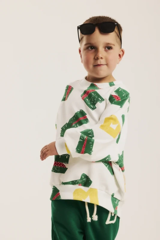 Detal bluzy dziecięcej z autorskim printem krokodyli MINIKID