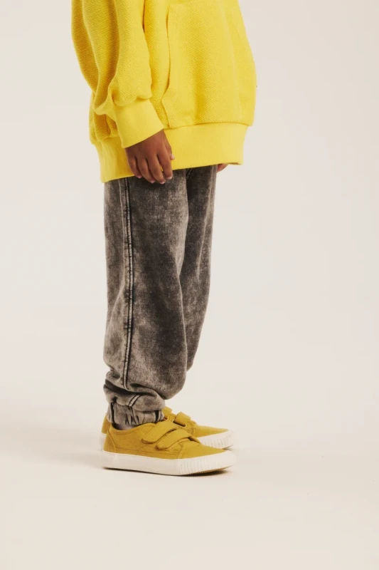 Szare spodnie streetwear dla dziecka