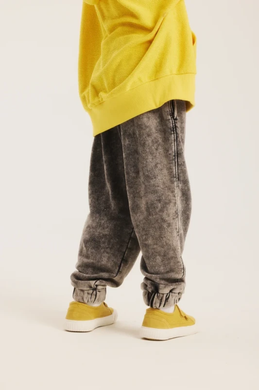 Dziecko w szarych spodniach dresowych acid wash