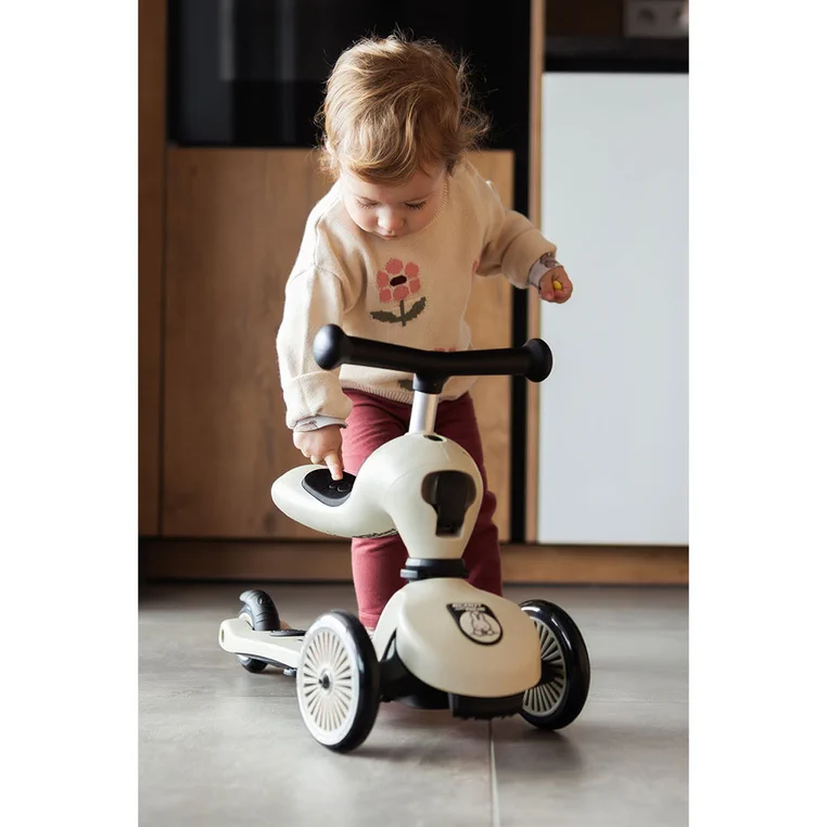 Dziecko jadące na Scootandride Highwaykick 1 Push and Go Miffy Ash