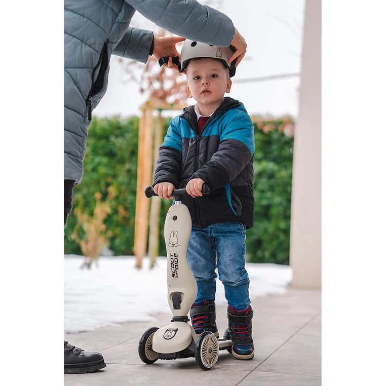 Scootandride Highwaykick 1 Miffy Ash hulajnoga dla dziecka na spacerze