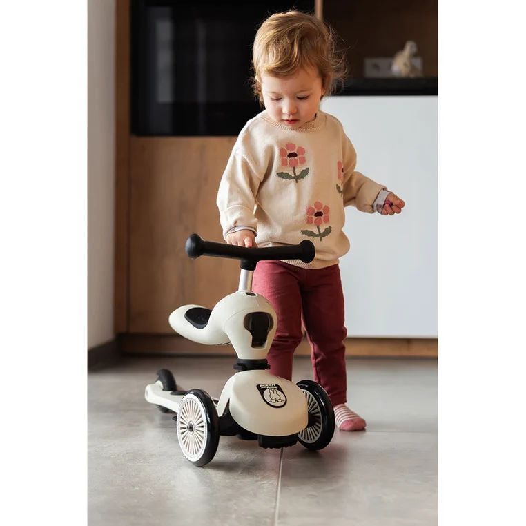 Jeździk dziecięcy Scootandride Miffy Ash w domu