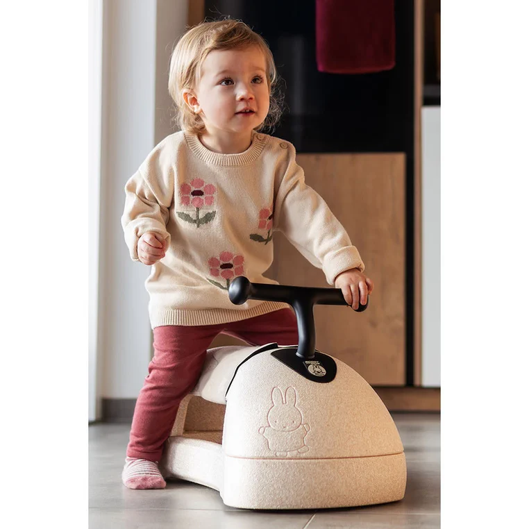 Dziecko korzystające z Scootandride My First Miffy Sand w domu