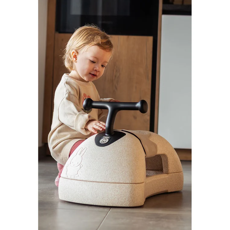 Dziecko jadące na Scootandride My First Miffy Sand
