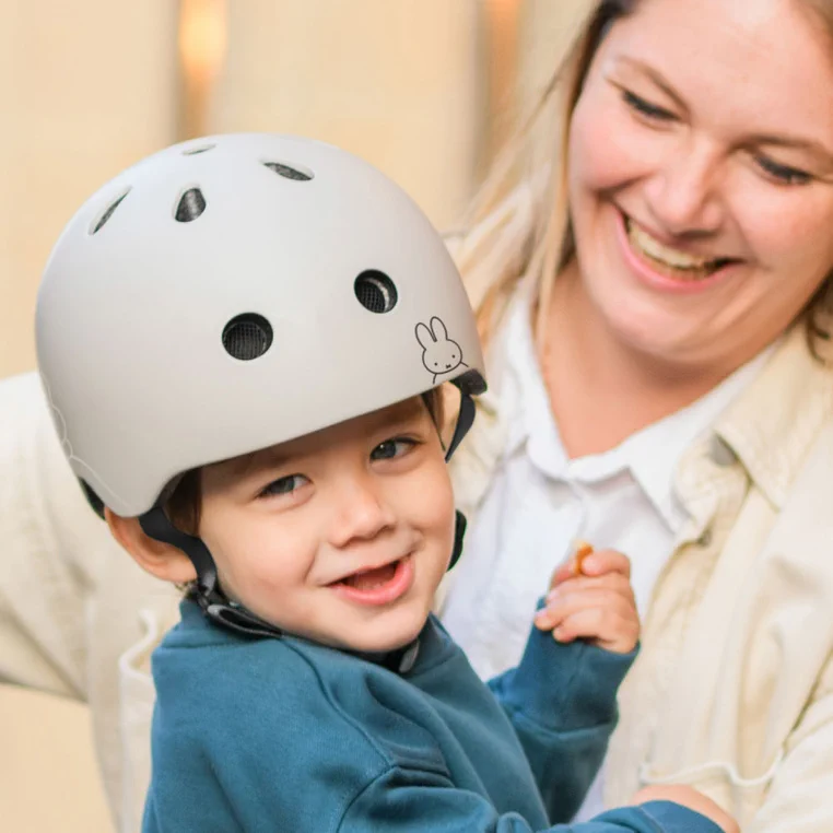 Dziecko w kasku Scootandride Miffy Ash