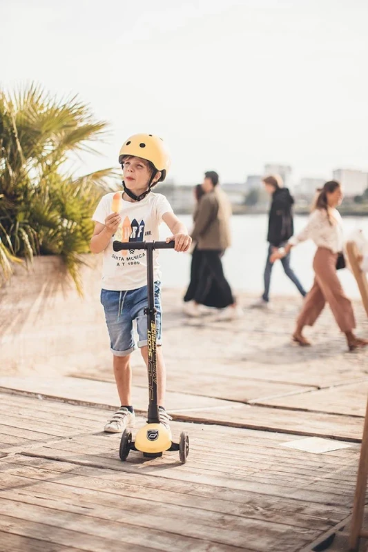 Dziecko w kasku Scootandride Lemon na hulajnodze