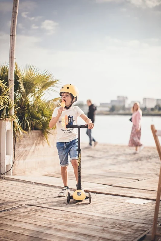 Dziecko jadące na hulajnodze w kasku Lemon Scootandride