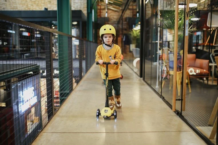Kask Scootandride Lemon zawieszony na hulajnodze