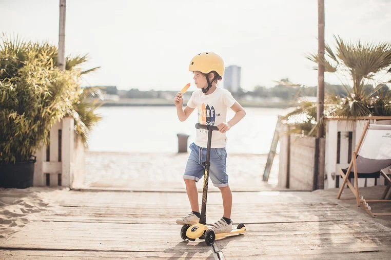 Tył kasku Scootandride S-M Lemon z lampką LED