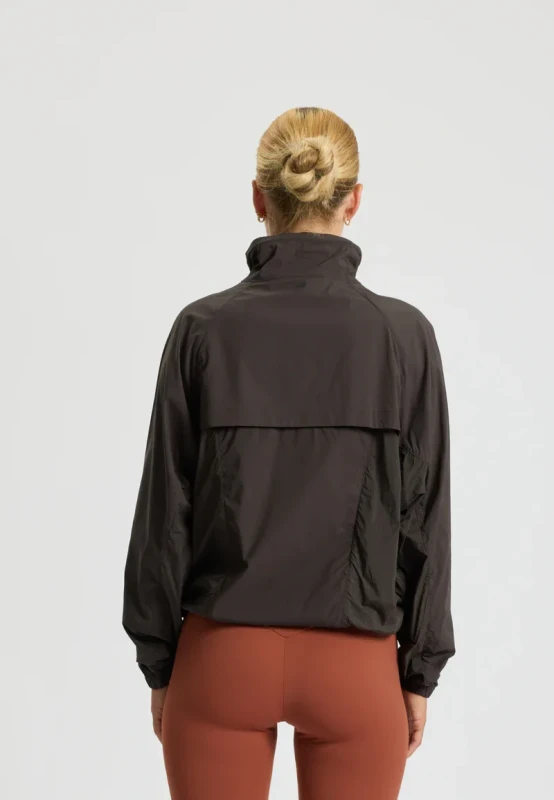kurtka damska wiatrówka oversize almost black tył na modelce