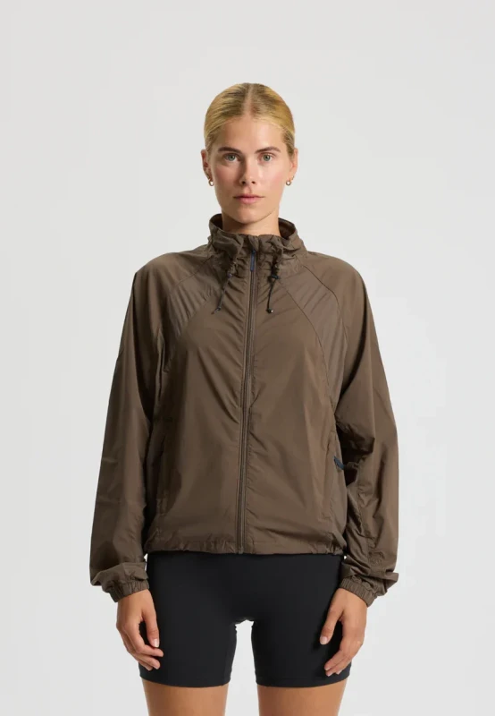 brązowa kurtka damska premium oversize na modelce przód