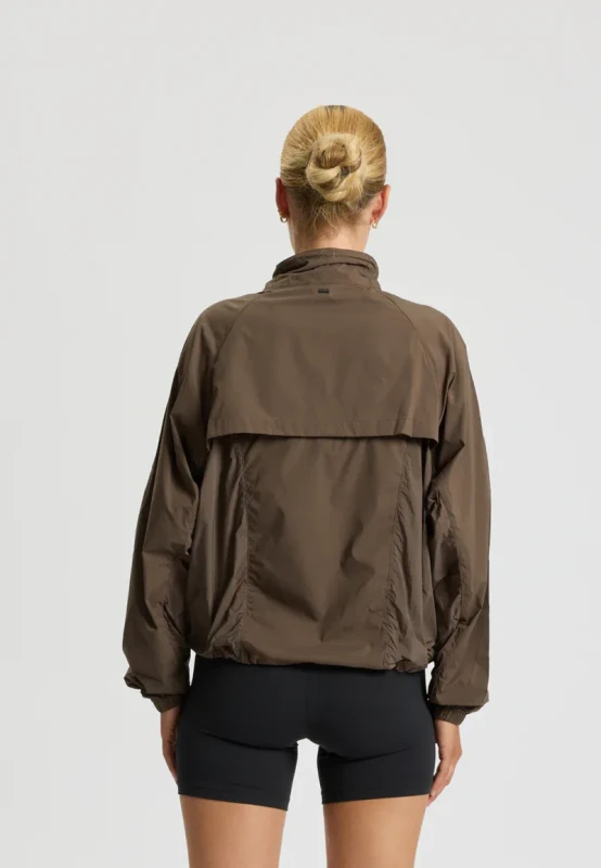 kurtka damska wiatrówka dark brown na modelce tył