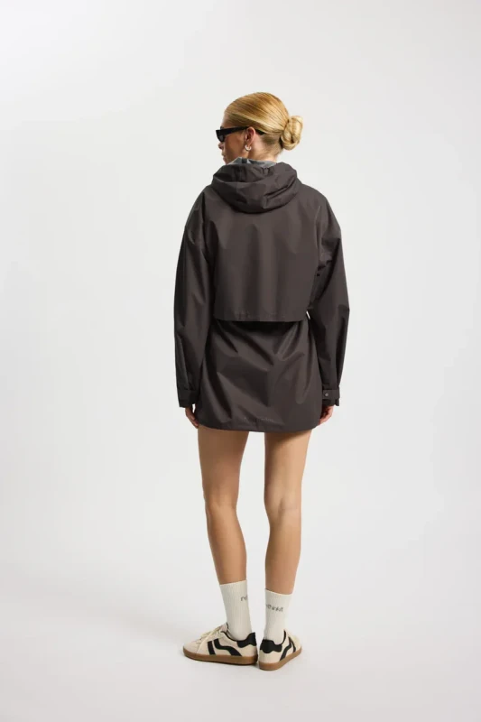 damska kurtka waterproof almost black tył na modelce