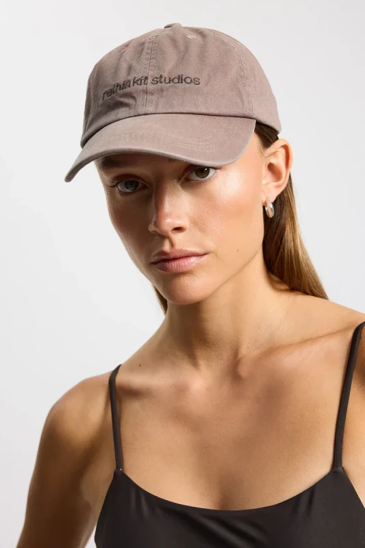 czapka z daszkiem falcon premium na modelce Keep It On Cap