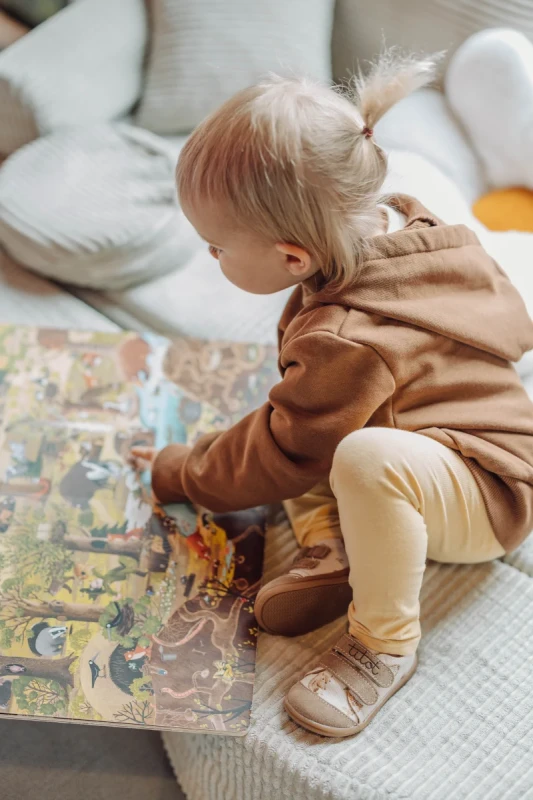 kapcie barefoot dziecięce TITOT Forest Friends na stopie dziecka