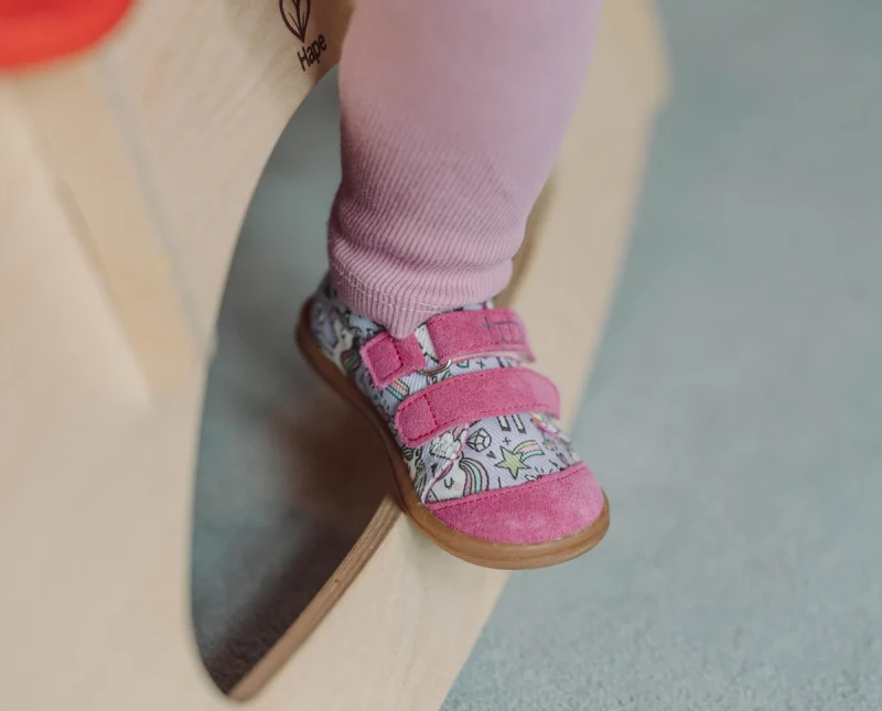 buciki dziecięce TITOT Rainbow Unicorn na nodze dziecka