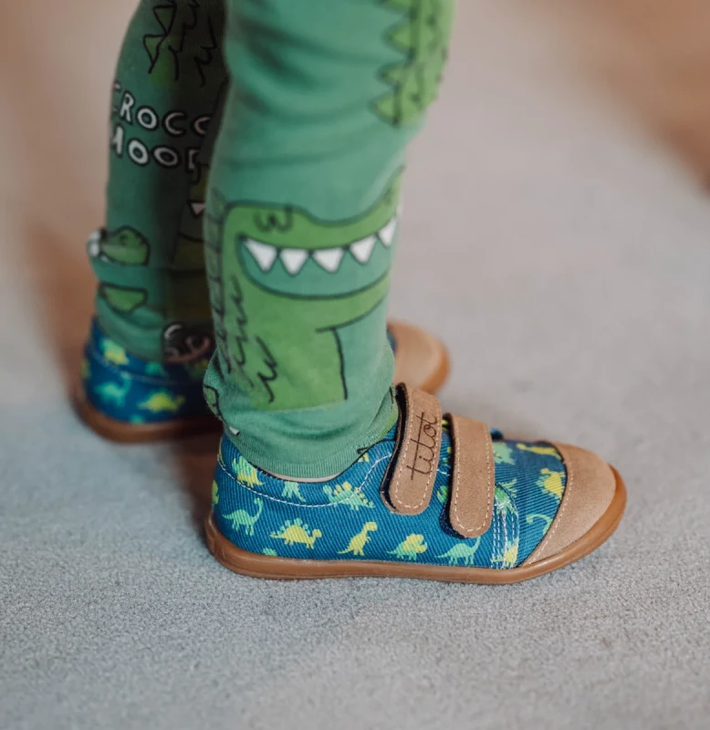 granatowe trampki dziecięce TITOT Navy Dino na nodze dziecka