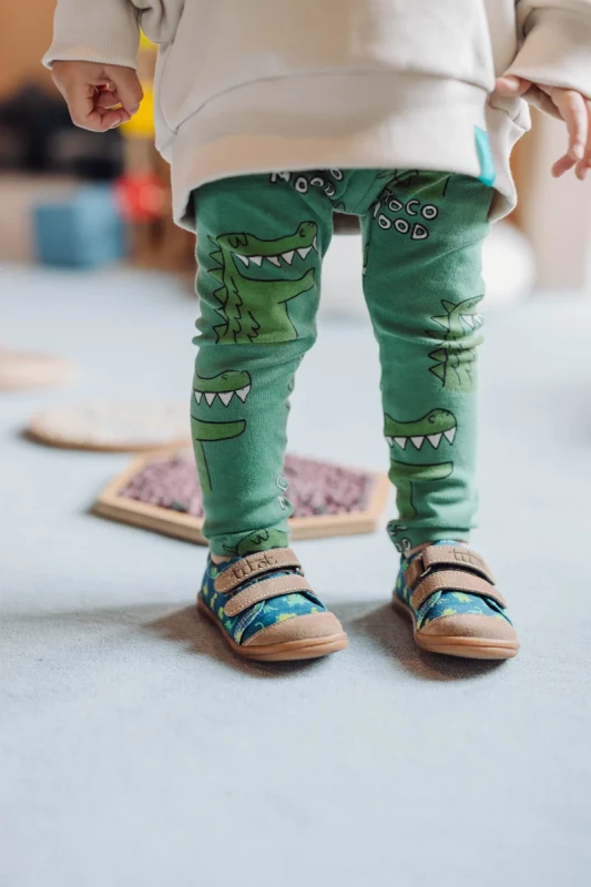 buty dziecięce TITOT Navy Dino podczas chodzenia