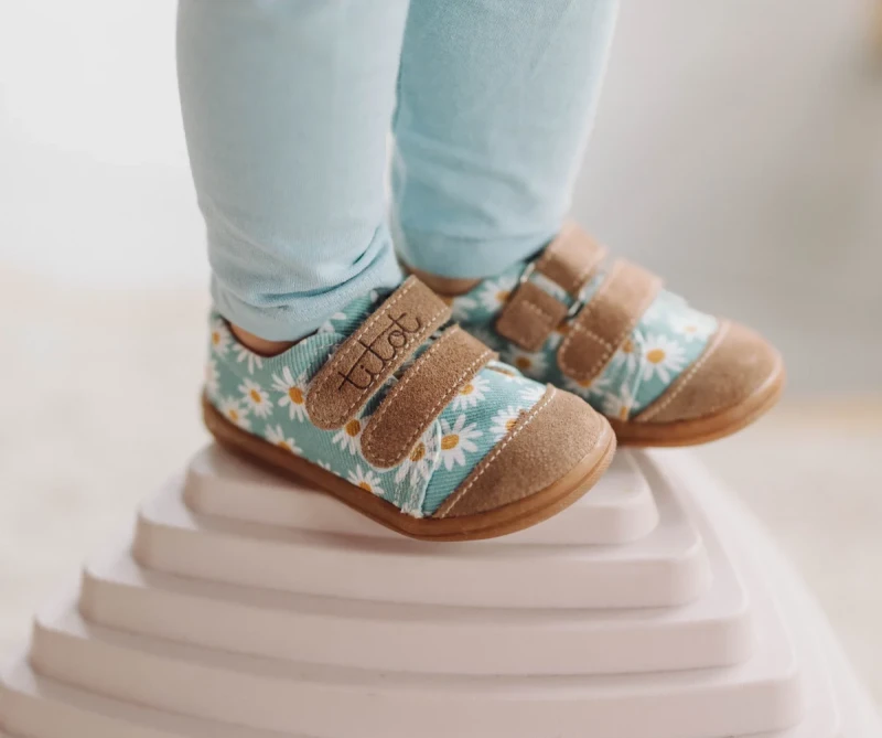 trampki dziecięce TITOT Blue Daisy na nodze dziecka