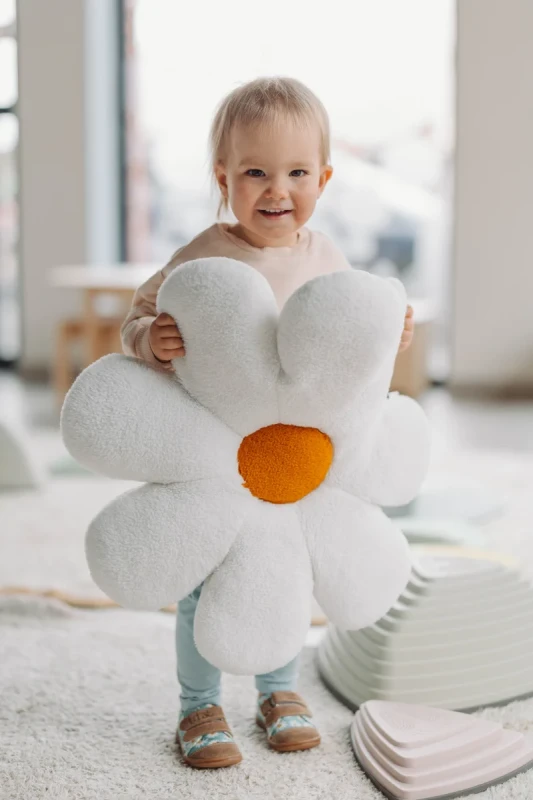 dziewczynka w butach TITOT Blue Daisy stokrotki