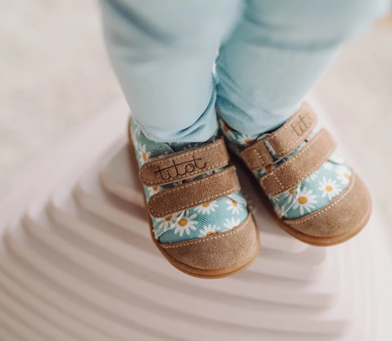 tenisówki dziecięce Blue Daisy zbliżenie rzepy