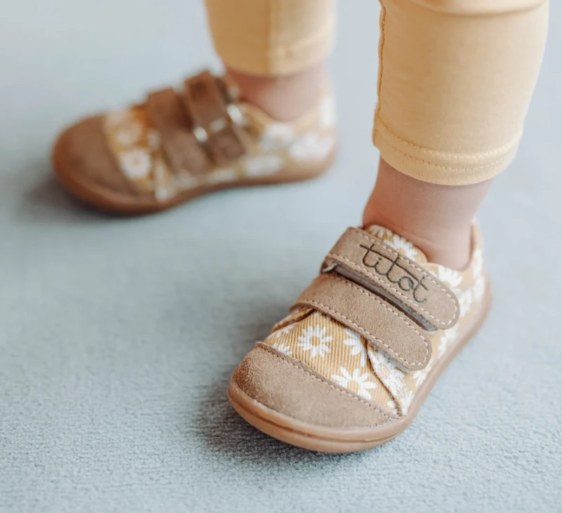 trampki dziecięce TITOT Beige Daisy na nodze dziecka