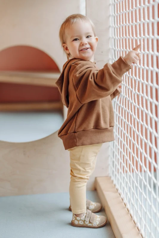 trampki Beige Daisy podczas zabawy w przedszkolu