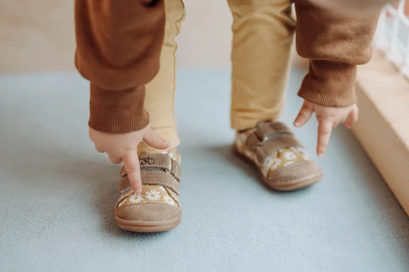 buty dziecięce TITOT stokrotki zbliżenie