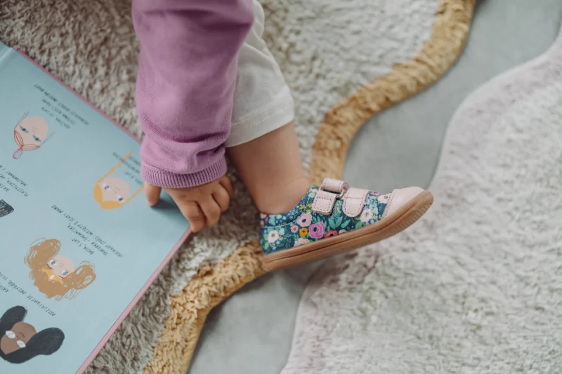 trampki dziecięce TITOT Navy Roses na nodze dziecka