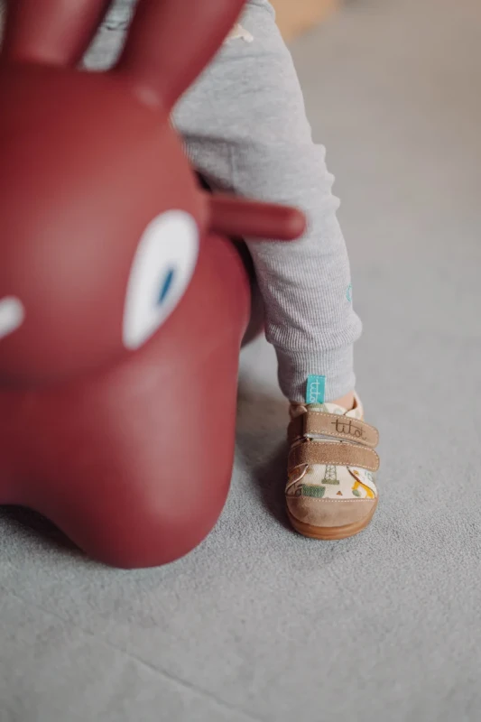 trampki dziecięce TITOT przy zabawie autkami