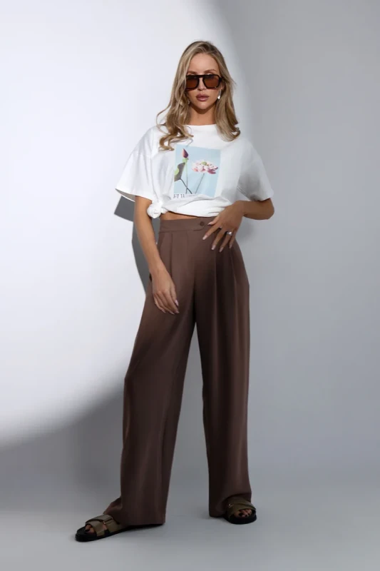 T-Shirt damski FLOWER biały BOPOCO koszulka z kwiatowym nadrukiem stylizacja damska