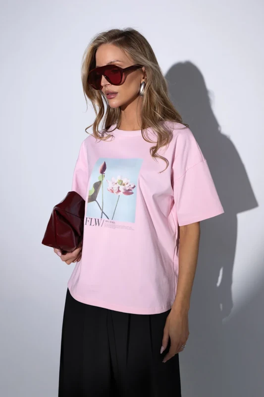 Różowy t-shirt damski z nadrukiem kwiatowym BOPOCO widok przód