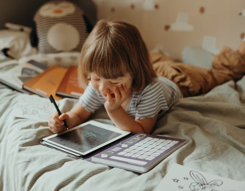 Dziecko rysujące tabletem KIDYDRAW MINI z rysikiem KIDYPEN