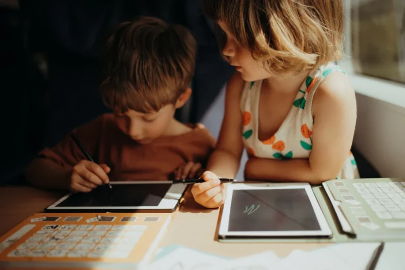 Dzieci korzystające z tabletu KIDYDRAW MINI i rysików