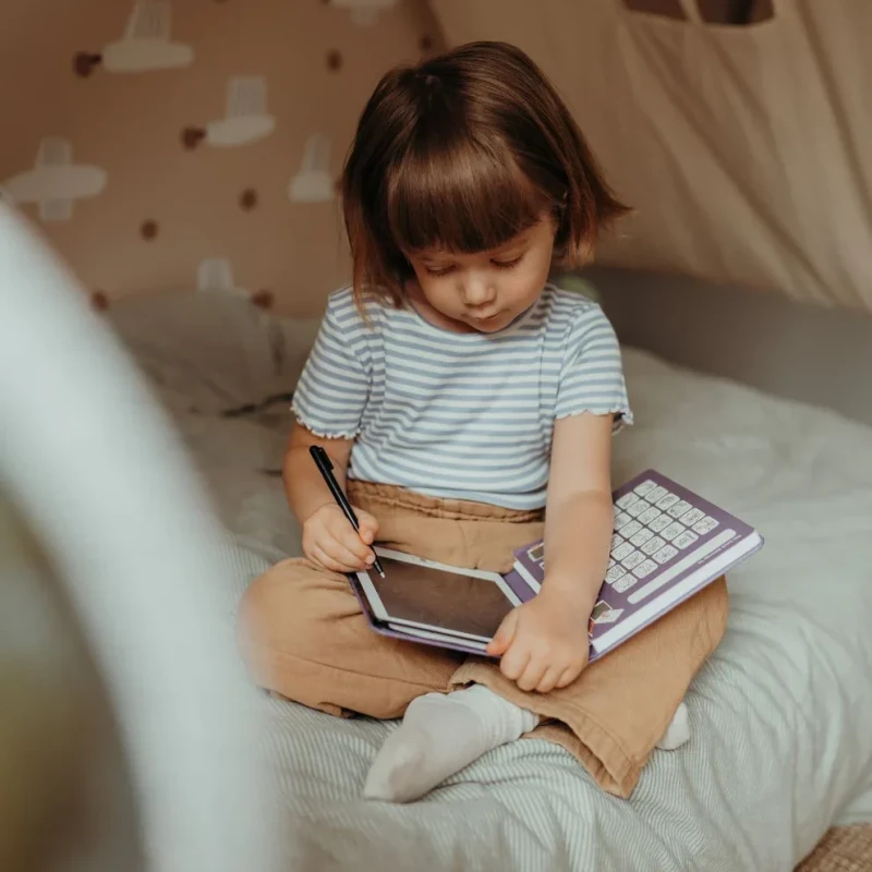 Dziewczynka rysująca na tablecie LCD KIDYDRAW MINI