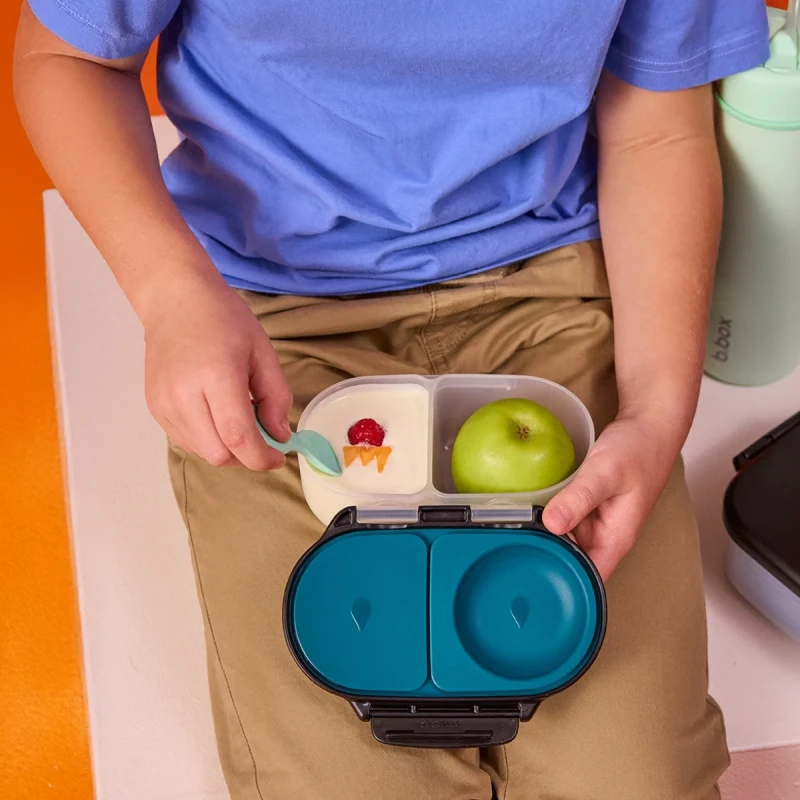 lunchbox b.box dla dzieci z jogurtem i jabłkiem