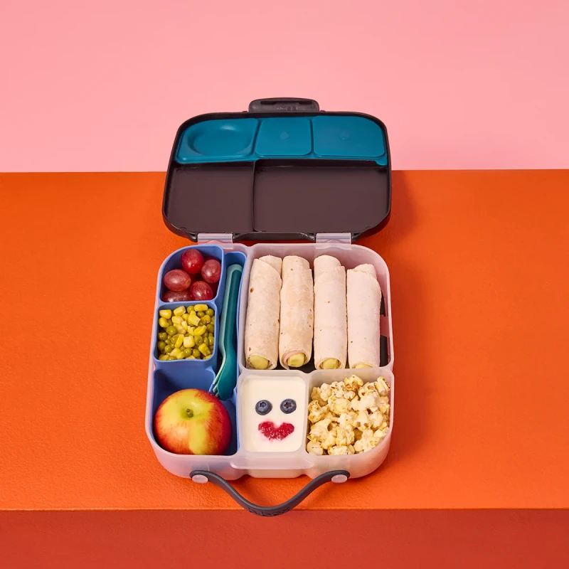 lunchbox b.box z tortillą owocami i przekąskami