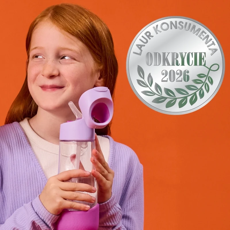 dziecko z butelką b.box Sugar Plum i medalem Odkrycie 2026