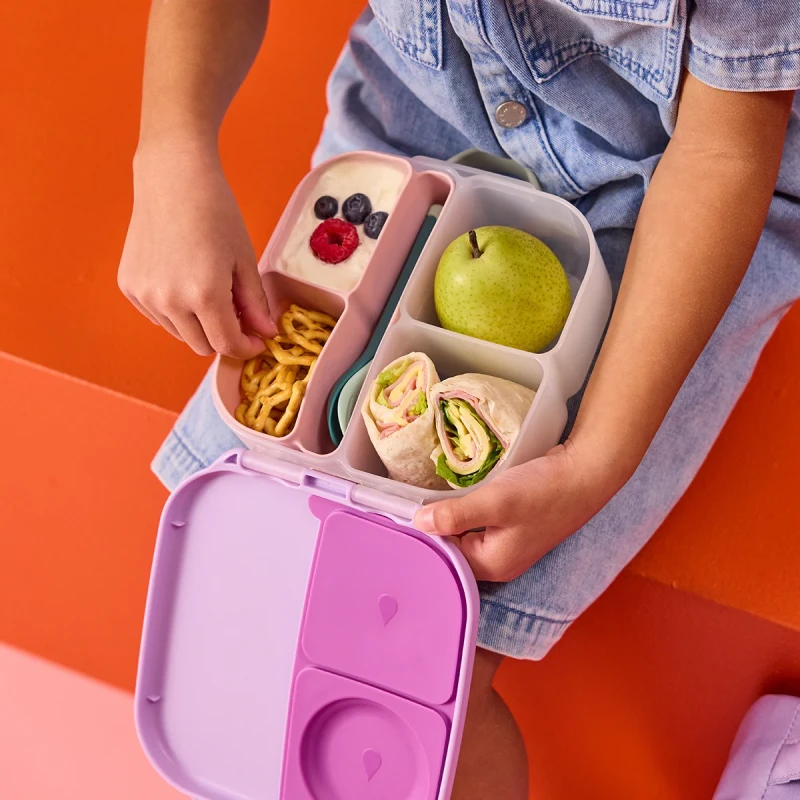 dziecko trzyma lunchbox b.box w szkole